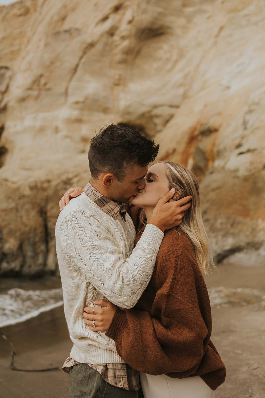 couple kissing on a beach in oregon